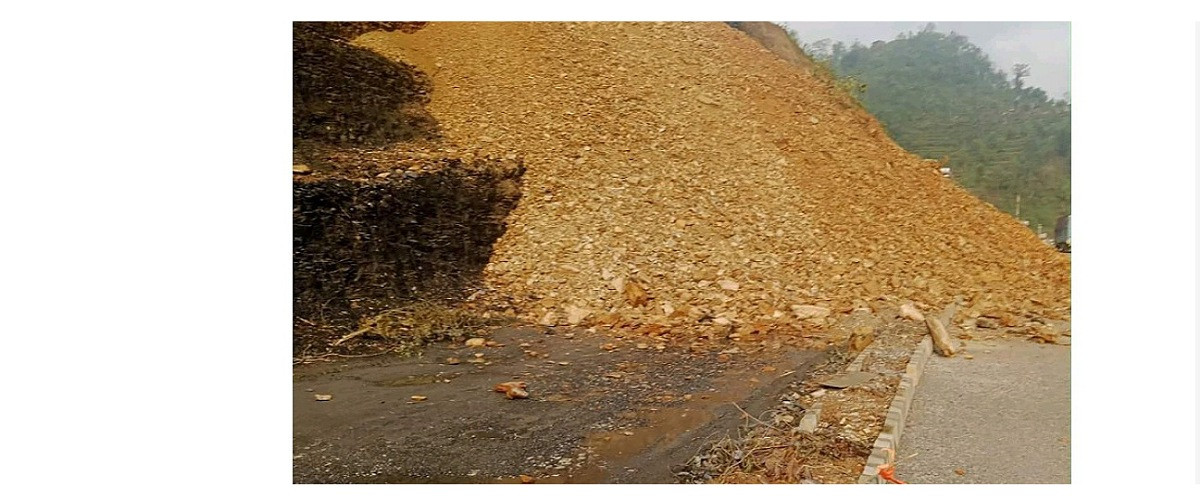 पहिरो र कटानले बेनी–जोमसोम सडक चार ठाउँमा अवरुद्ध